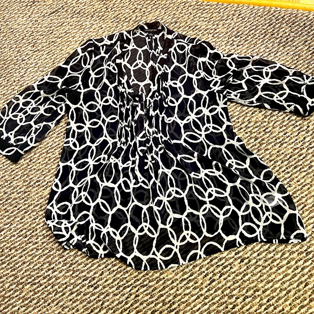 Banana Republic sheer navy and white 3/4 length blouse great condition